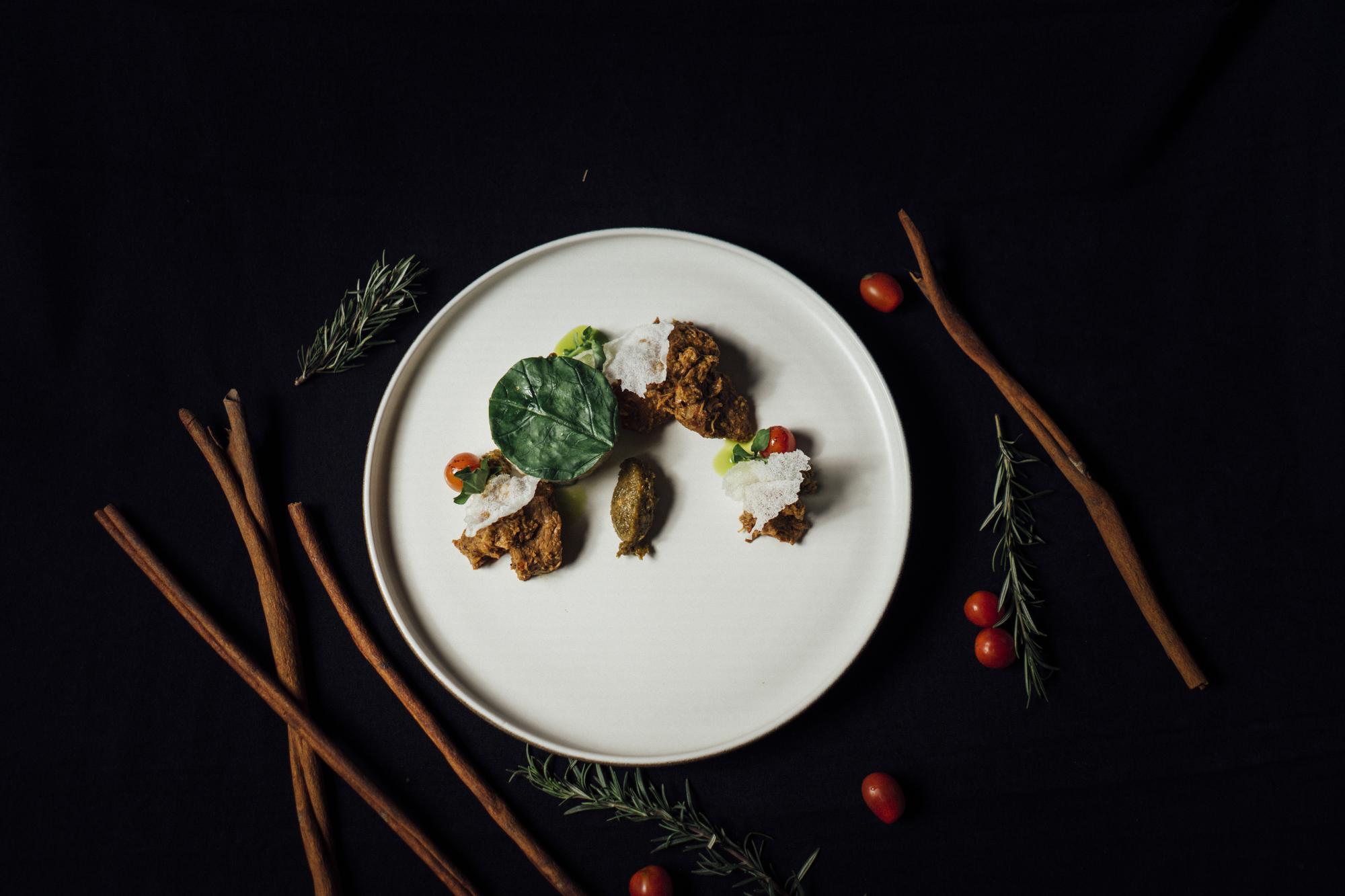Danie degustacyjne na ciemnym tle, elegancka kompozycja